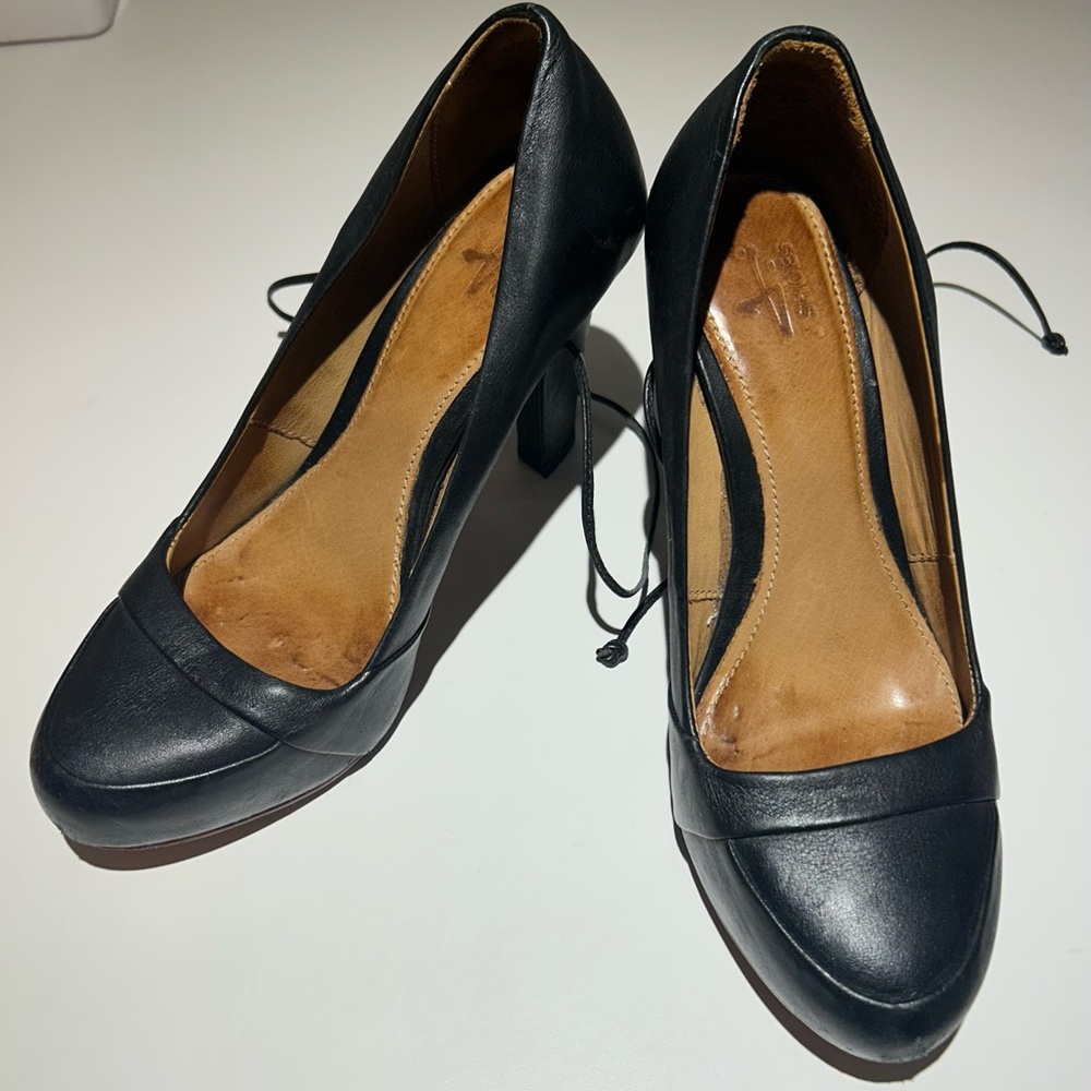 Black Leather Women’s Pumps - Classic Court Heel